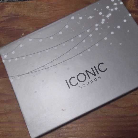 New never Swatched iconic London face pallet - Picture 2 of 5